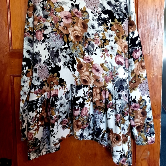 Floral long-sleeved - Picture 2 of 4